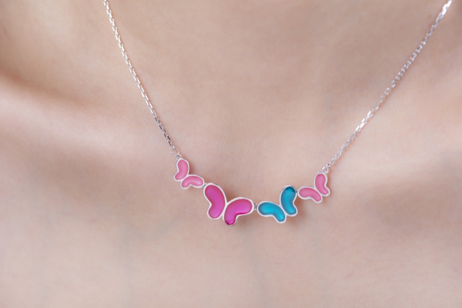 Alterfly-necklace-wear-01